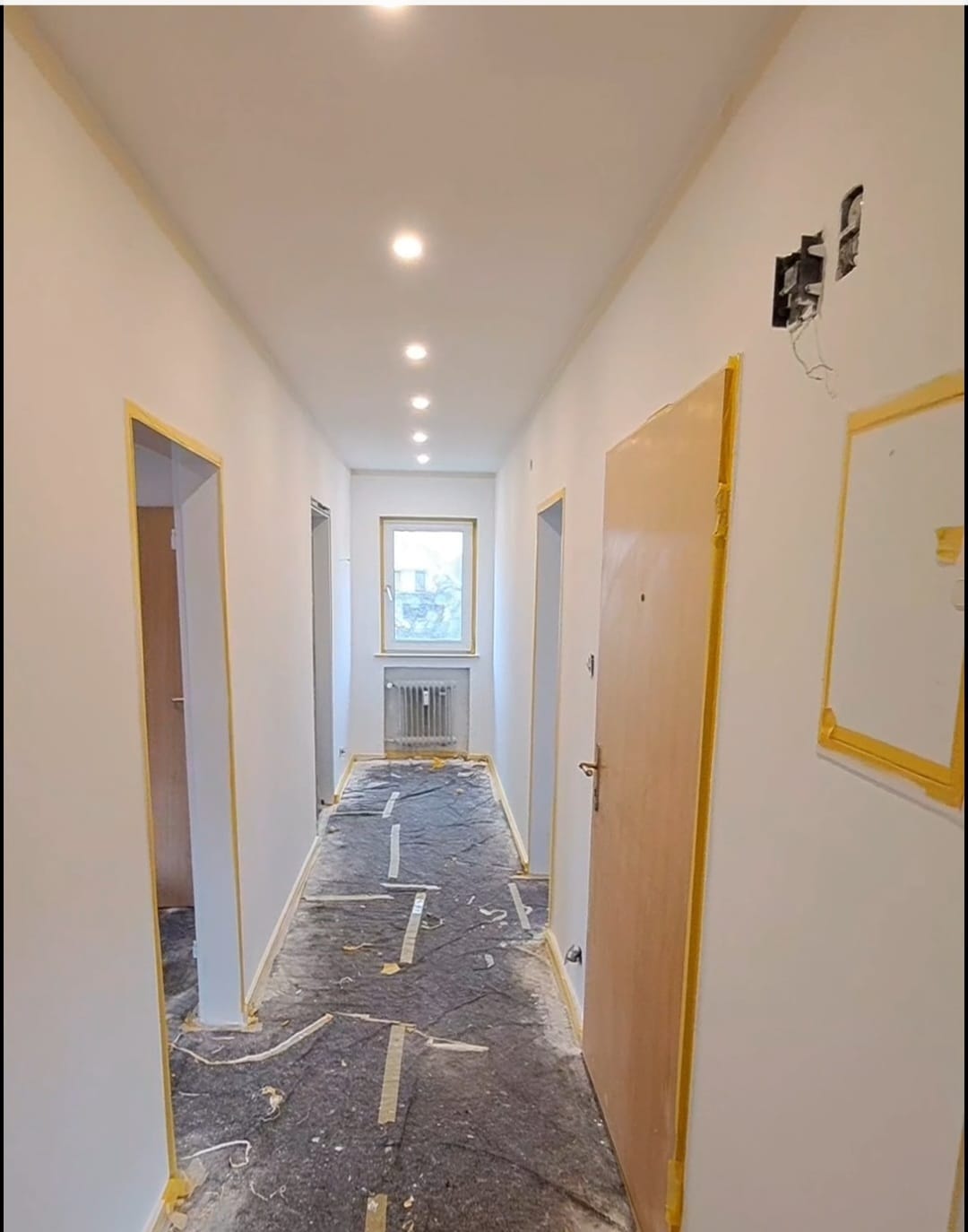 Fertig gestrichene und ausgebaute Räumlichkeit