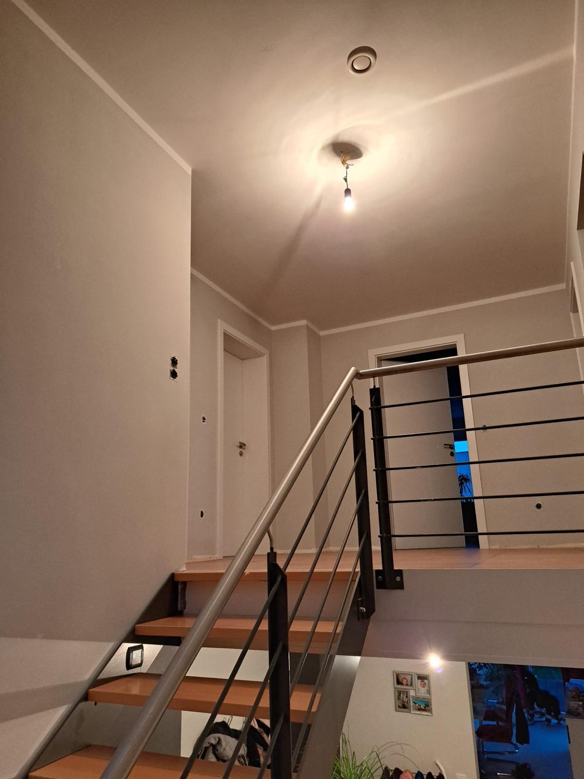 Offenes Treppenhaus mit Metallgeländer